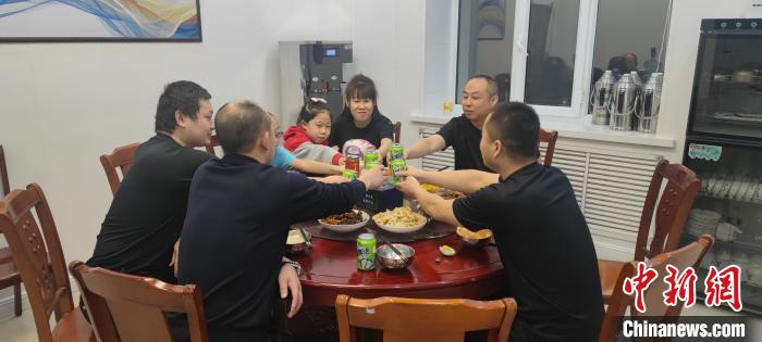 圖為恩和哈達(dá)邊境派出所的年夜飯?！《骱凸_(dá)邊境派出所供圖